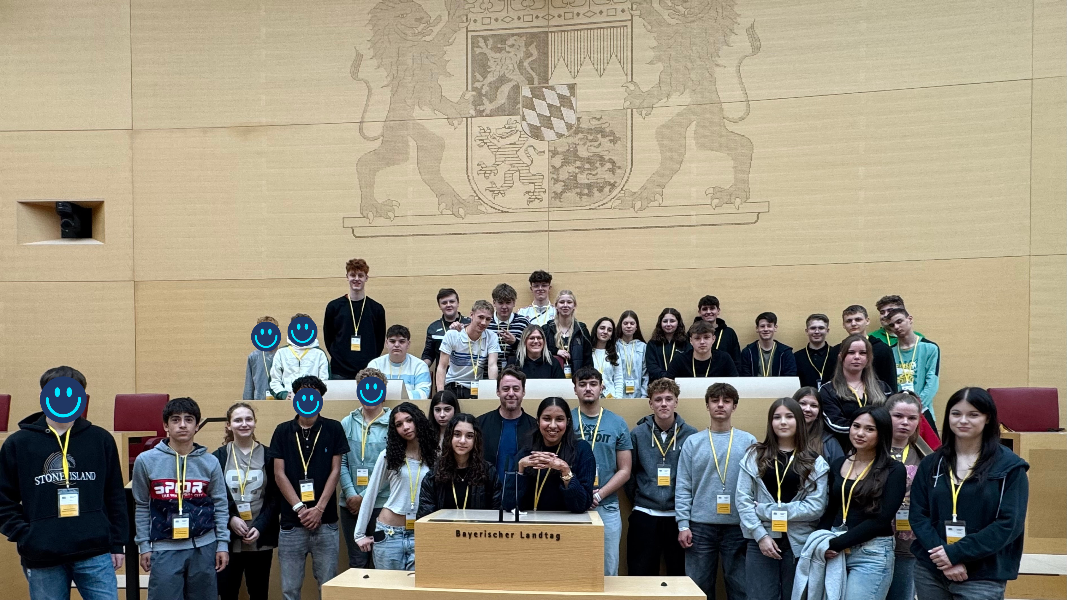 Bild: Die Klassen 10M und 8M der Mittelschule Großheubach beim Besuch des Bayerischen Landtags im Plenarsaal.